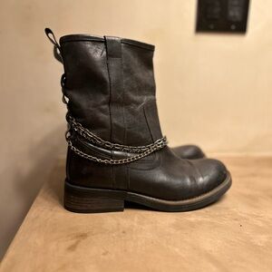 Steve Madden leather chain boot Women’s 8 Black